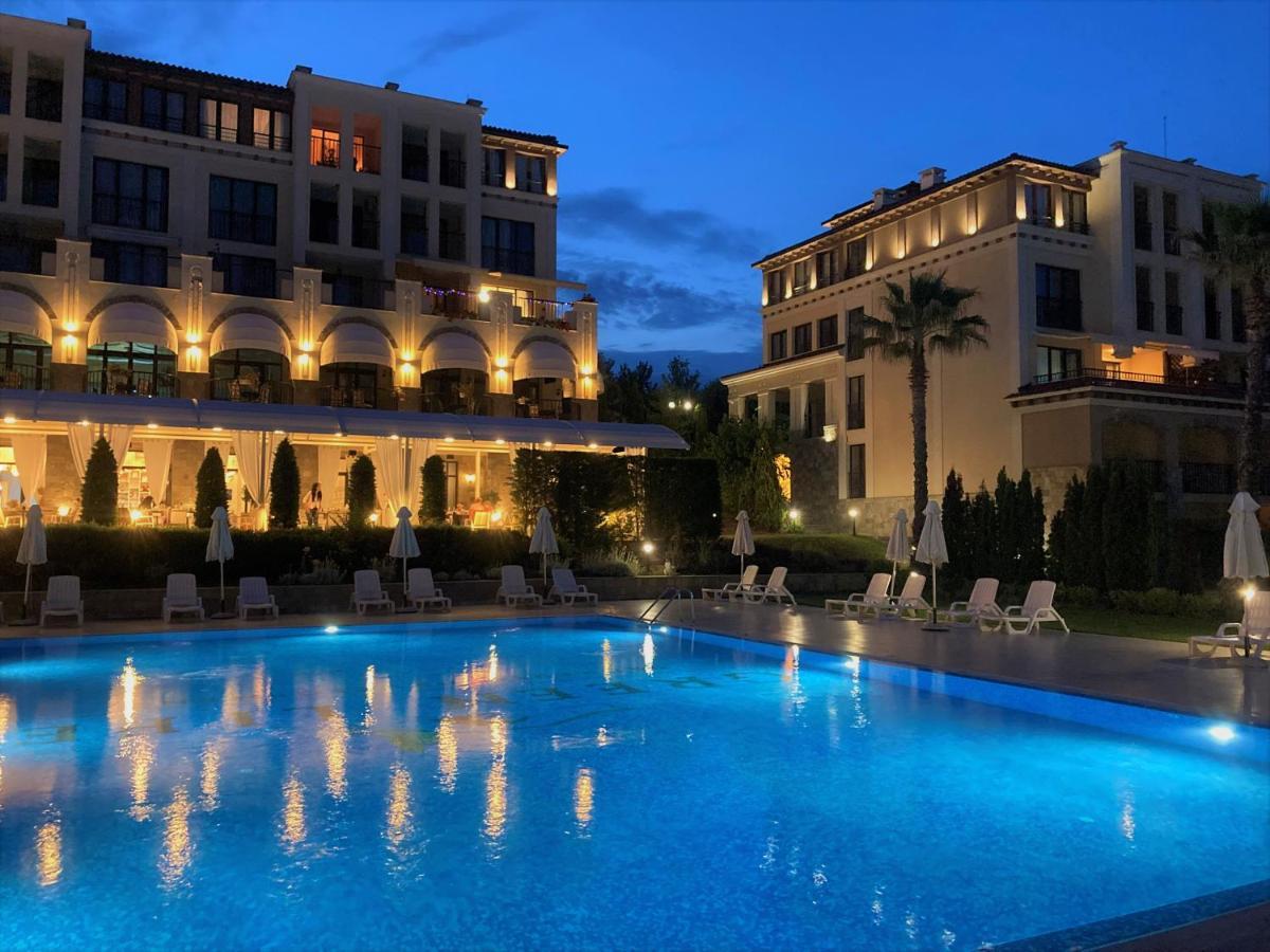 Apartment Art At Live Resort: Poolside Terrace Retreat